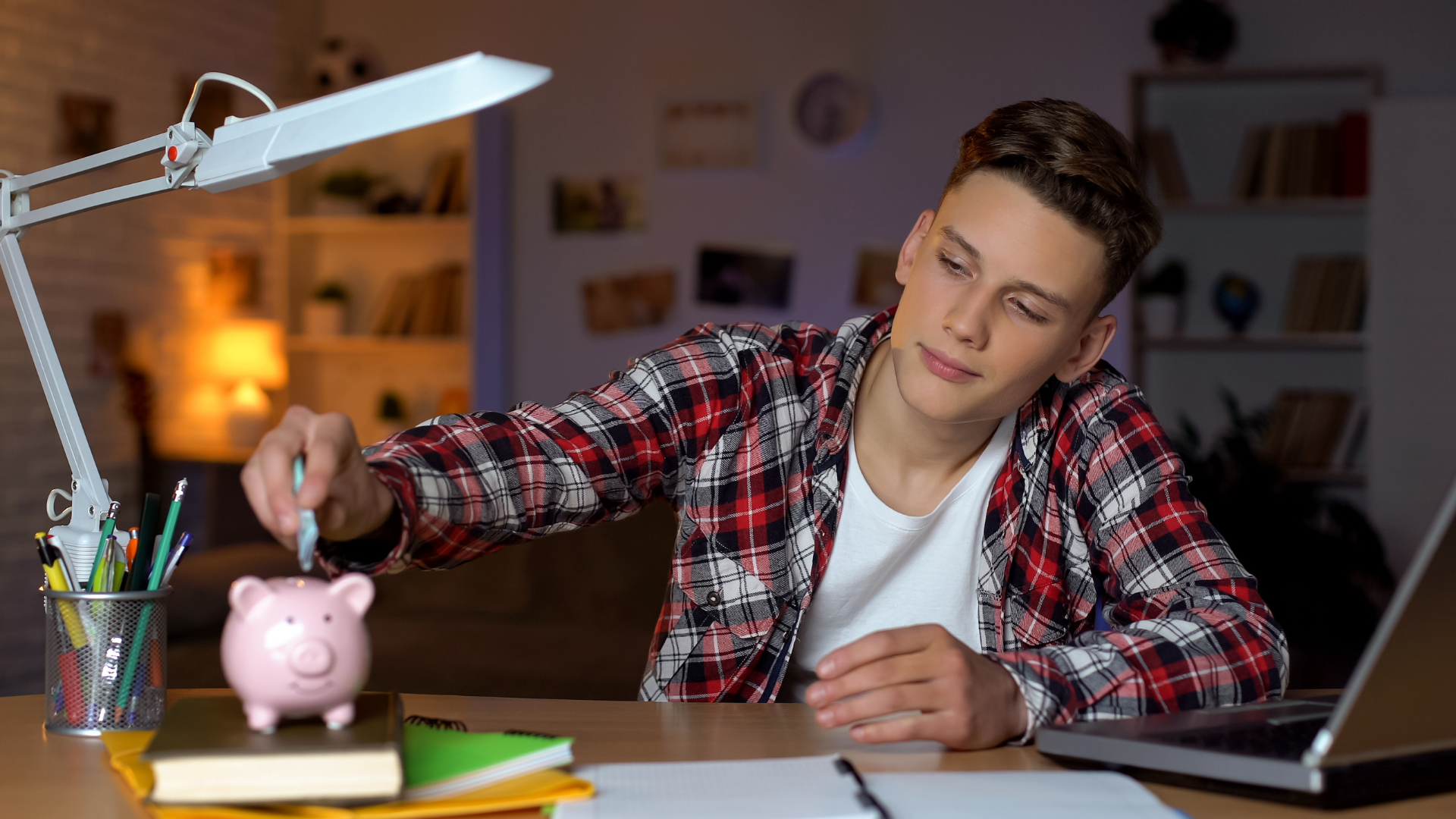 A Importância da Educação Financeira para Jovens: Como começar a poupar e a investir